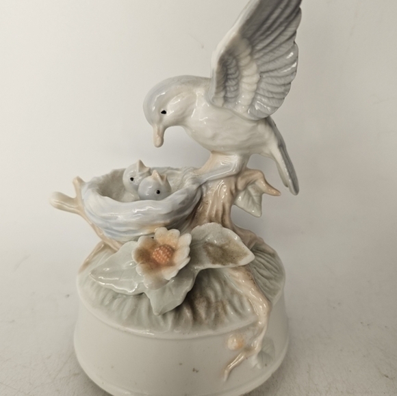 Vintage porcelain hummingbird figurine music box - Picture 1 of 4